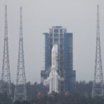 China meluncurkan misi luar angkasa bersejarah ke sisi jauh bulan: Okezone Techno